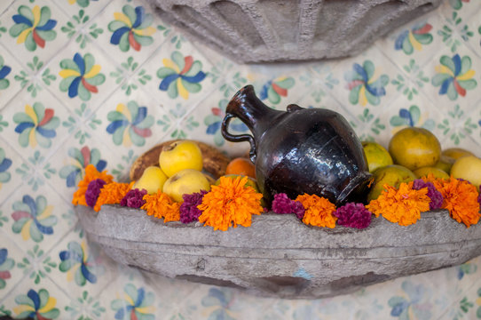 jarron mexicano con flores, ofrenda