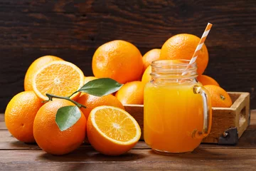 Crédence de cuisine en verre imprimé Jus pot en verre de jus d& 39 orange frais avec des fruits frais