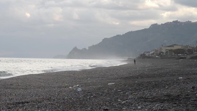 Un uomo solo pesca in una giornata di vento sulla Costa Siciliana
