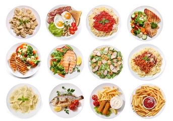 Selbstklebende Fototapete Essen verschiedene Teller mit Essen isoliert auf weißem Hintergrund, Ansicht von oben