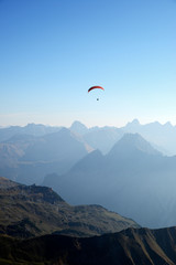 Gleitschirmflieger in den Alpen 