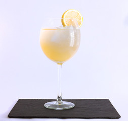 COPA DE ZUMO DE LIMÓN SOBRE BASE DE PIZARRA