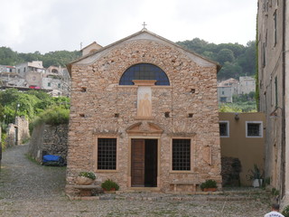Fototapeta na wymiar Verezzi - chiesa e piazza Sant'Agostino nella borgata Piazza