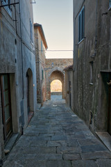 Fototapeta na wymiar For the alleys of Chiusdino