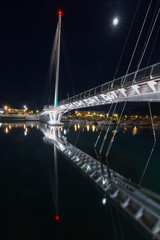 Obraz premium The Thaon di Revel bridge at night in La Spezia, Italy