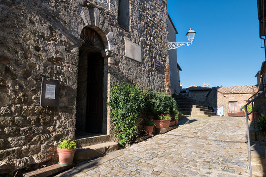 For the alleys of Chiusdino