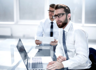 Obraz premium thoughtful employee sitting at the office Desk