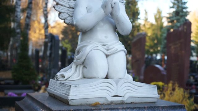 The statue of a praying angel child