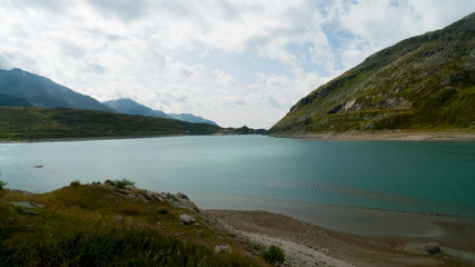 Spl&uuml;genpass mit dem Stausee Monte Spluga und umliegenden Bergen im Sommer