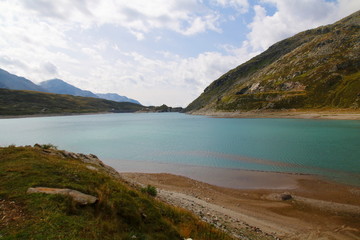 Splügenpass mit dem Stausee Monte Spluga und umliegenden Bergen im Sommer
