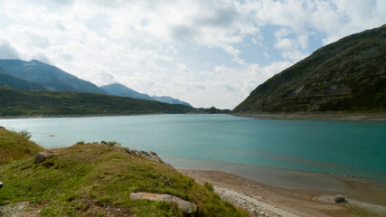 Fototapeta na wymiar Splügenpass mit dem Stausee Monte Spluga und umliegenden Bergen im Sommer