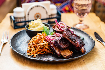 grilled ribs with cabbage