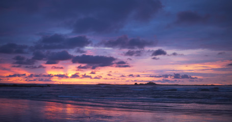Obraz premium Background plate of pretty orange, purple and blue sunset at the beach