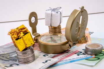 Find the right present with compass and money