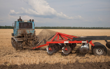Obraz premium Tractor preparing land for sowing