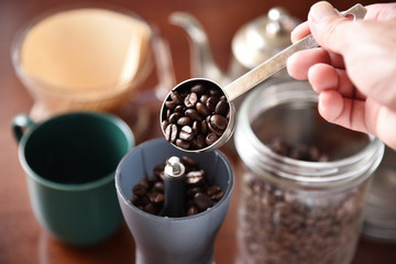 コーヒー豆を挽く