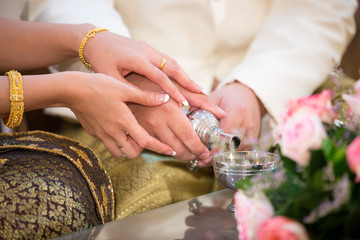 Obraz na płótnie Canvas libation, Thai engagement, pour water in Thai wedding, pouring water in Thai wedding