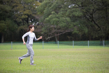 走るミドルの女性