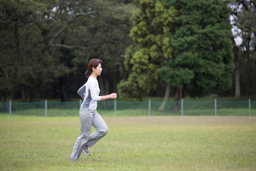 Obraz premium 走るミドルの女性