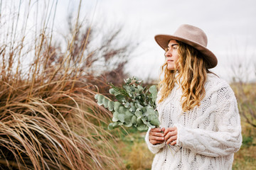 Woman in the fall holding a bouquet.