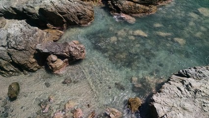 piedras agua mar