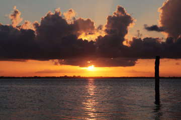 Atardecer en la laguna Nichupt&eacute; de Canc&uacute;n