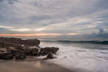 Fototapeta na wymiar rock beach sunrise 