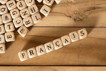 Holzbuchstaben und das Wort Französisch