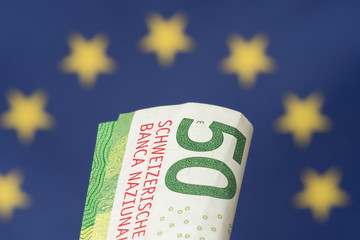 Flagge der Europäischen Union EU und Geldschein Schweizer Franken