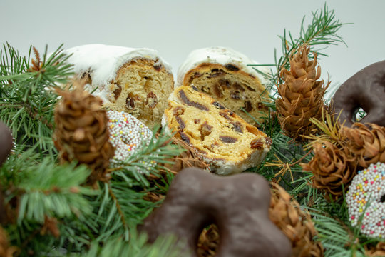 Weihnachtsstollen auf Tannenzweigen.