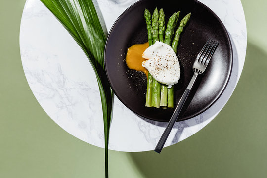 Asparagus with poached egg