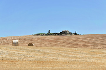 Strohballen auf abgeernteten Getreidefeldern, südlich von Pienza, Toskana, Italien, Europa,...