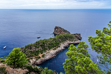 Fototapeta na wymiar Cala de Sa Costa Brava Halbinsel Mallorca Mittelmeer Boot