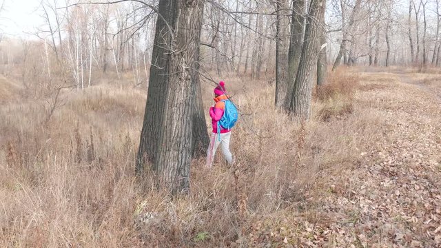 girl comes for tree