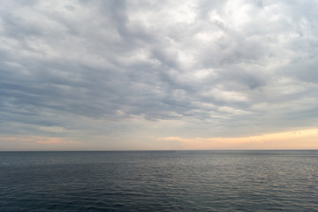 Obraz premium Cloudy sunset over the Black Sea in summer evening