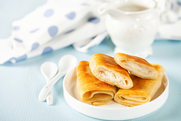 Roll pancakes with cottage cheese and berries