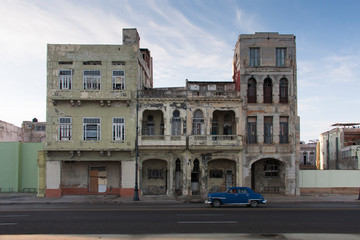 Fototapeta na wymiar Casa vieja junto al Malecón de La Habana Cuba