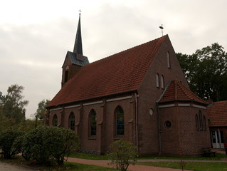 Fototapeta na wymiar Kirche Ostfriesland im Herbst