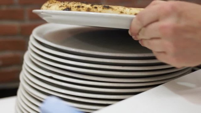 pizza servita in un piatto in pizzeria