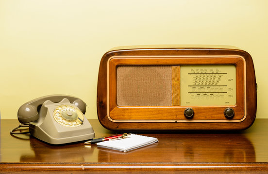 Telefono e radio a valvole vintage