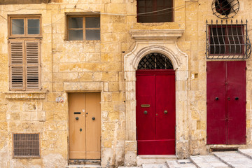 Türen und Hausfassade in Valletta
