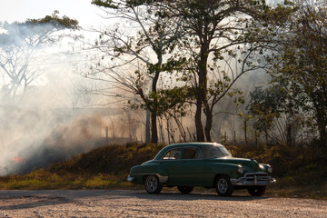 Obraz na płótnie Canvas Bonito coche americano en Cuba