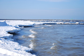 plaża w Kołobrzegu zimą - obrazy, fototapety, plakaty