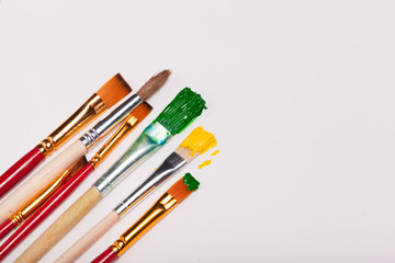 Obraz premium Artwork drawing equipment .The old brushes placed on a white background