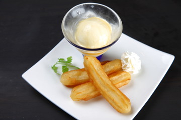 バニラアイスクリームのデコレーテッドなコールドデザート