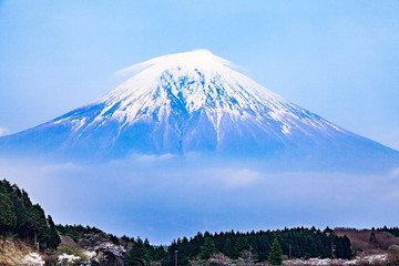 富士山と笠雲、静岡県富士宮市田貫湖にて