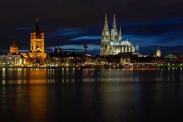 Fototapeta na wymiar Flood in cologne at night. Cologne Cathedral.