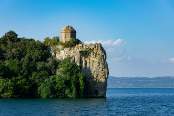 Fototapeta na wymiar Antica chiesetta sulla punta dell'Isola Bisentina nel Lago di Bolsena