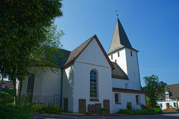 Romanische Dorfkirche in Lieberhausen, Oberbergischer Kreis, Deutschland