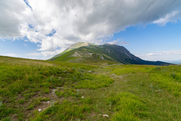 Paesaggio montano con veduta sul Monte Vettore